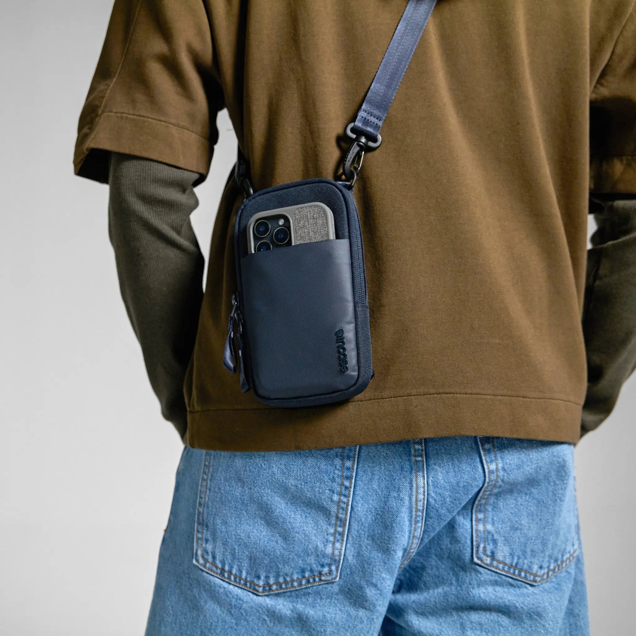 incase-a-r-c-small-crossbody-bag-respun-100-recycling-polyester-umh-ngetasche image 5