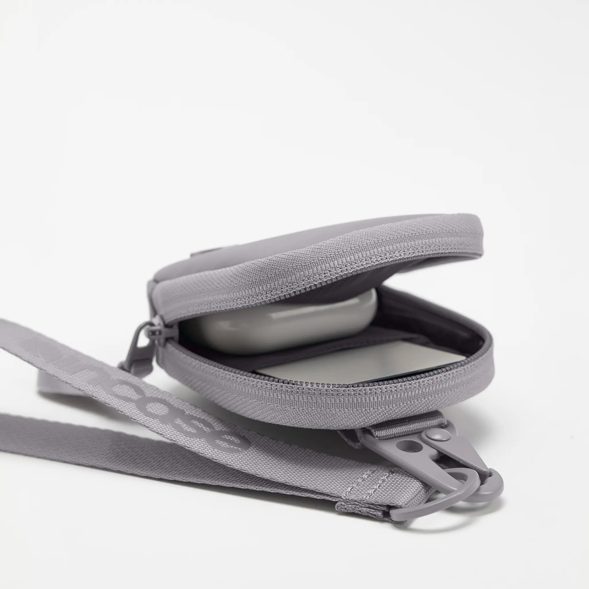 incase-a-r-c-compact-pouch-respun-recycling-polyester-abnehmbare-tasche image 6
