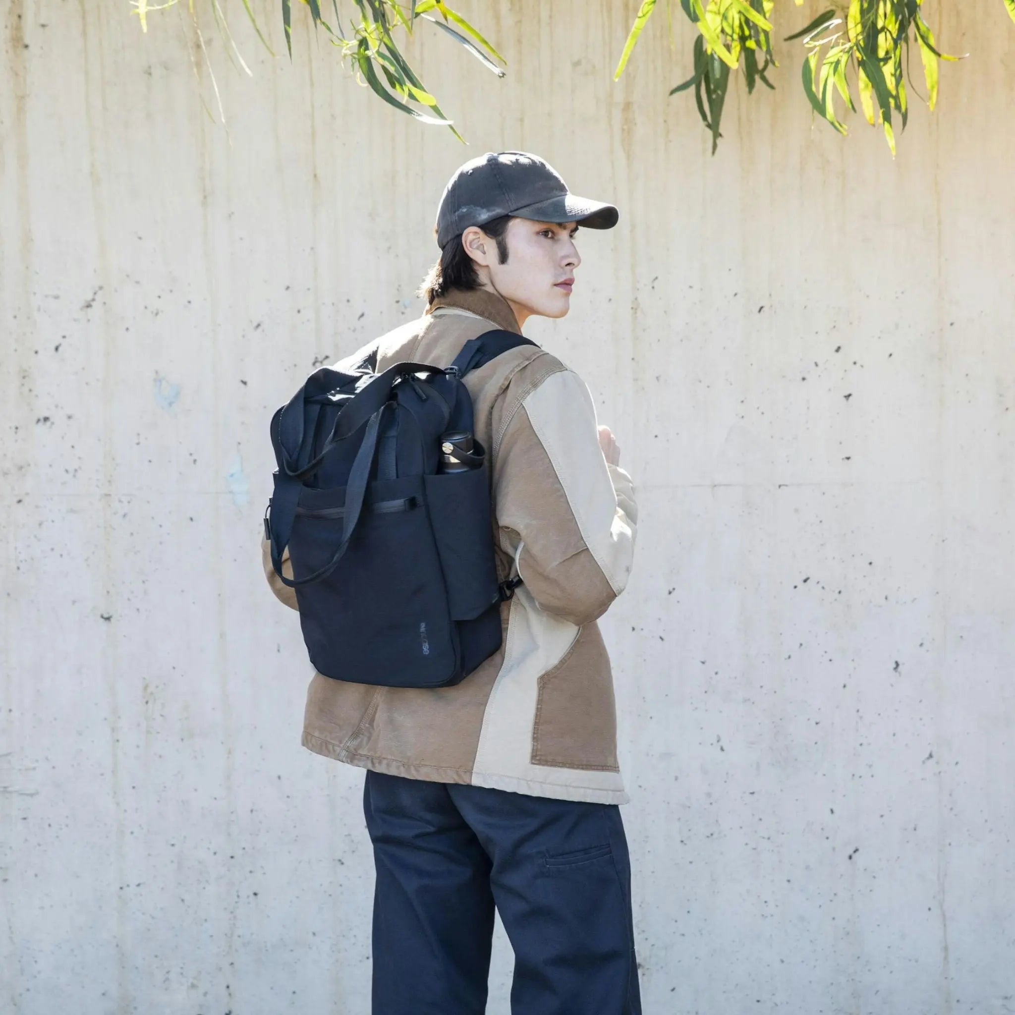 incase-transfer-two-way-tote-15l-umwandelbare-tasche-rucksack-gepolstertes-lapto image 2