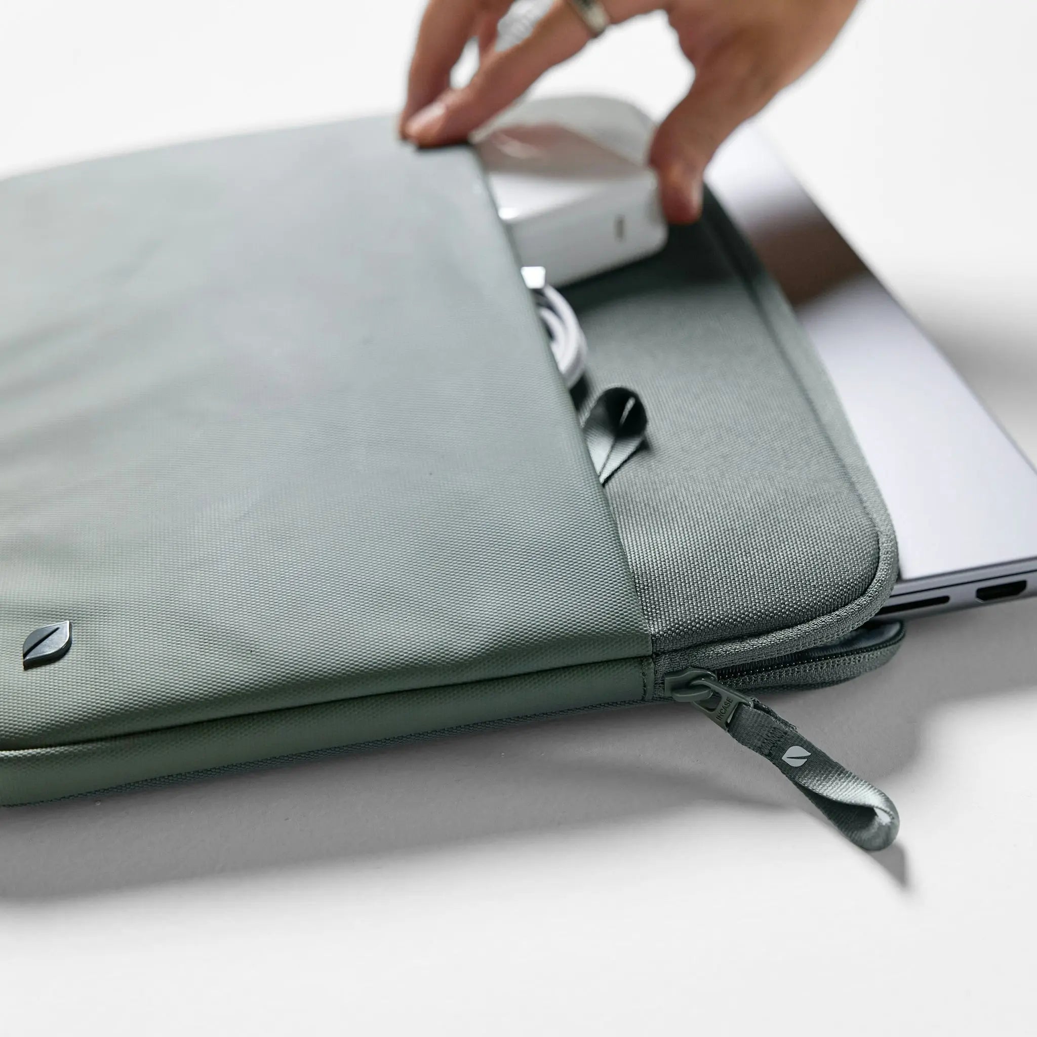 incase-a-r-c-sleeve-f-r-16-zoll-laptop-recyceltes-polyester-ykk-rei-verschl-sse- image 6