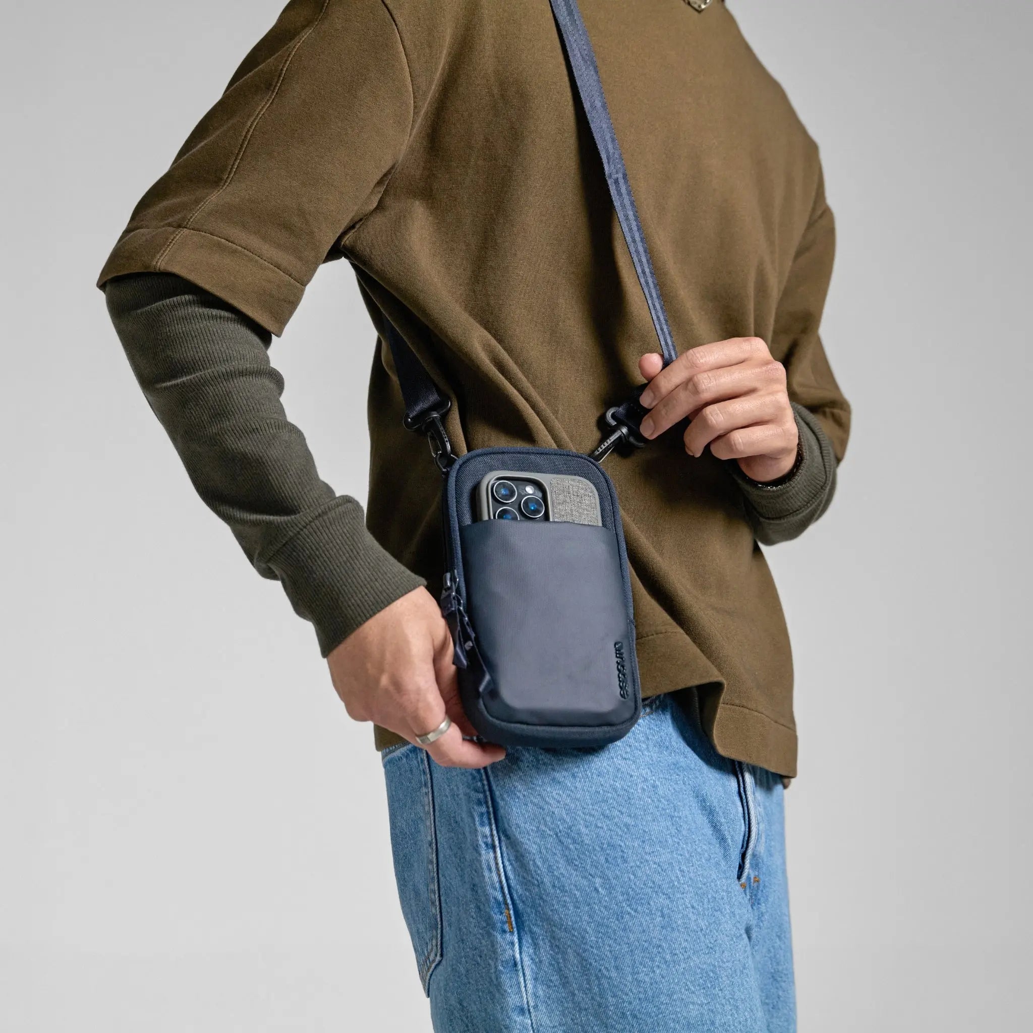 incase-a-r-c-small-crossbody-bag-respun-100-recycling-polyester-umh-ngetasche image 8
