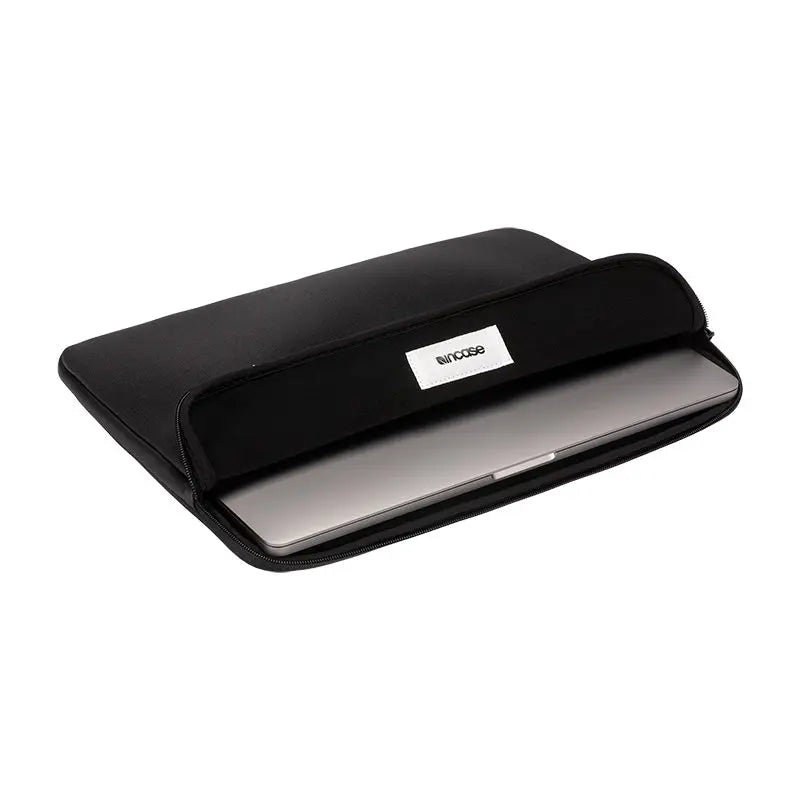 incase-classic-universal-sleeve-f-r-17-zoll-laptops-formanpassendes-neopren-schw image 3