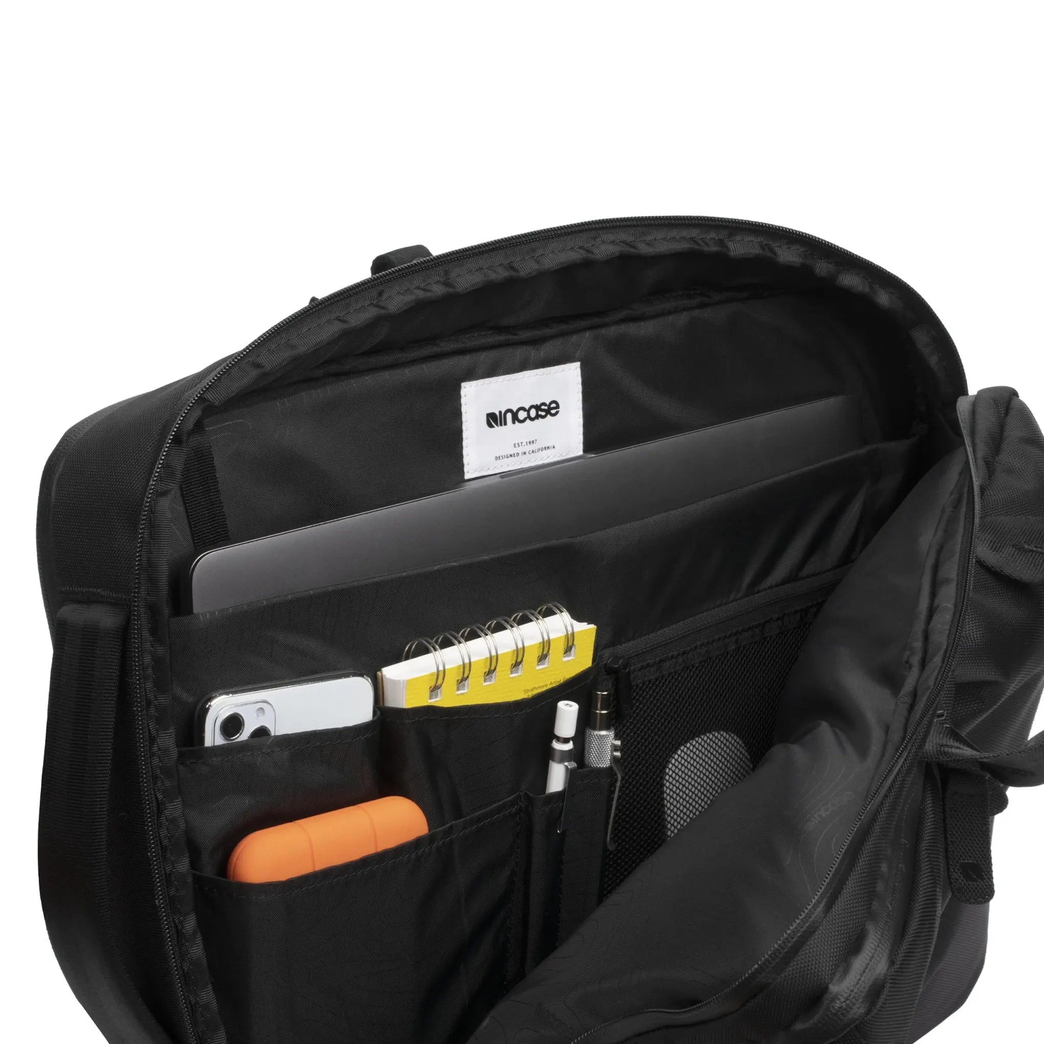 incase-two-way-convertible-brief-and-backpack image 4