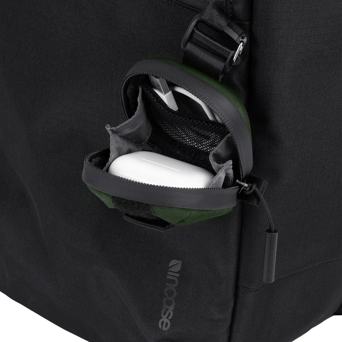 incase-transfer-earbuds-case-hartschalen-etui-mit-karabiner-f-r-kabelloses-laden image 2
