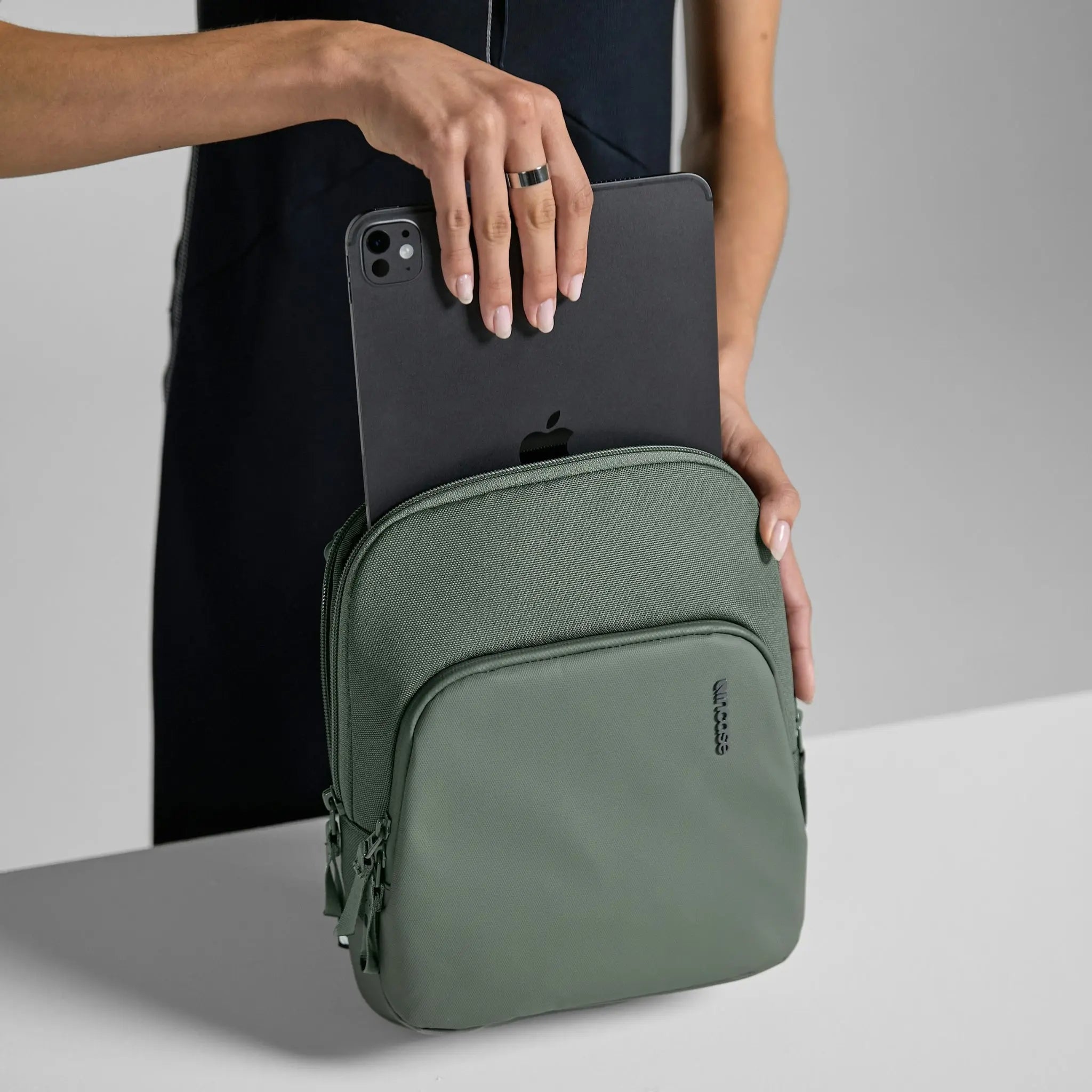 incase-a-r-c-crossbody-bag-umh-ngetasche-f-r-tablet-und-alltag image 6