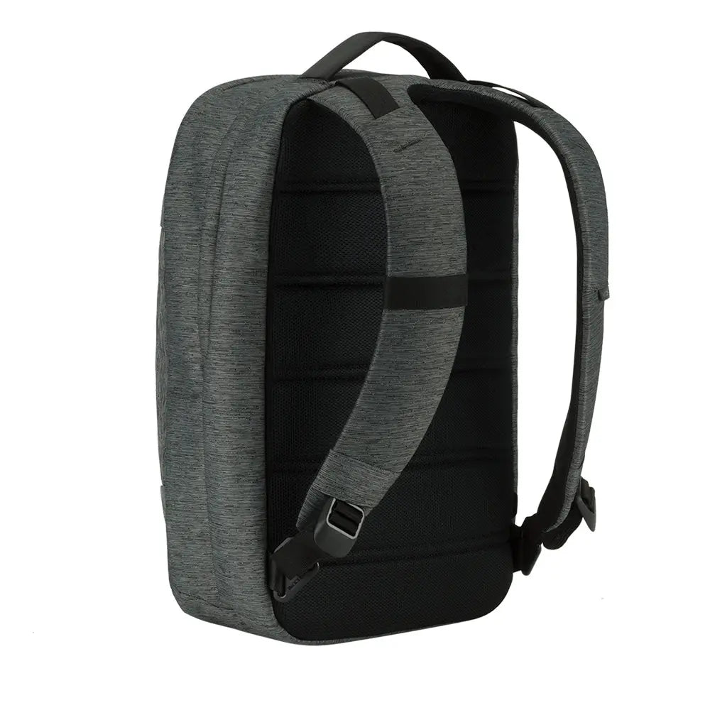 incase-city-compact-backpack-18l-rucksack-mit-16-zoll-laptopfach-und-faux-fur-sc image 8