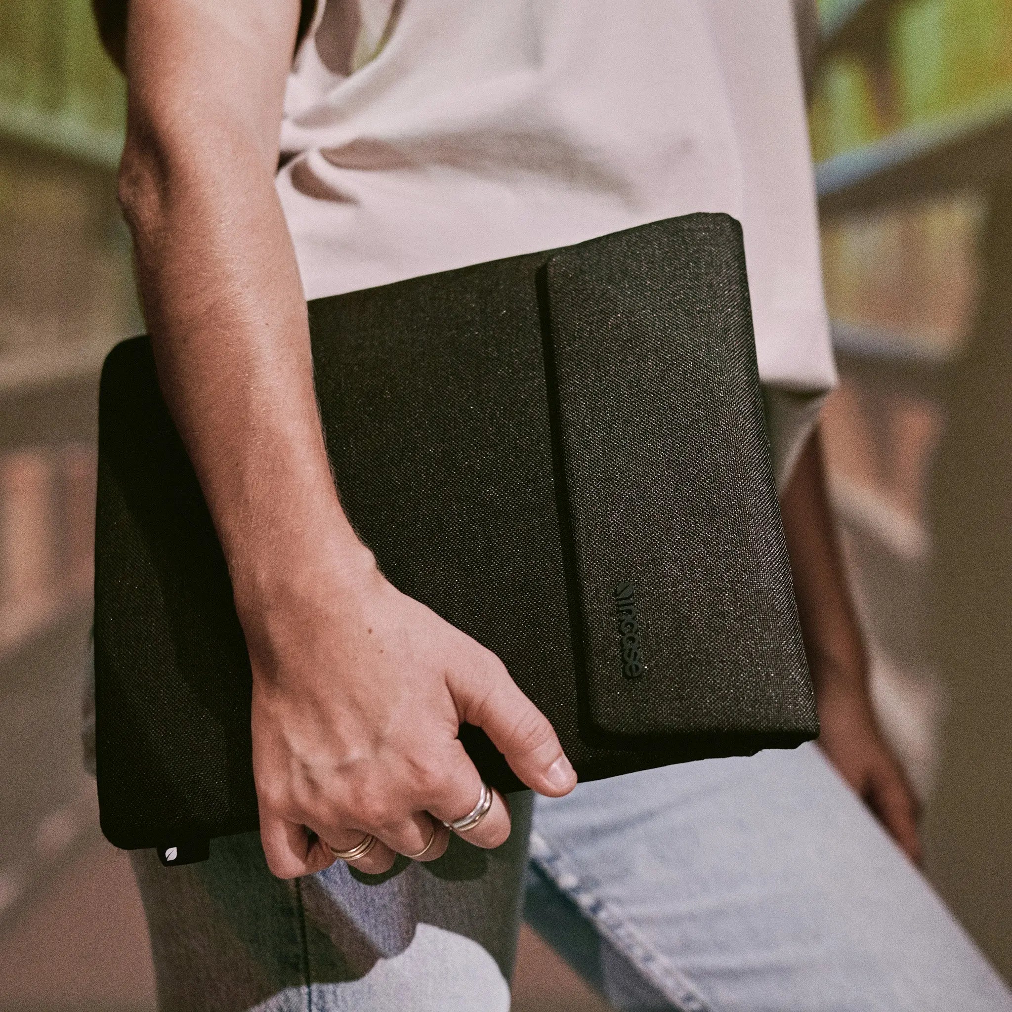 incase-crosstown-sleeve-f-r-11-zoll-tablet-gepolstert-mit-airtag-fach image 6