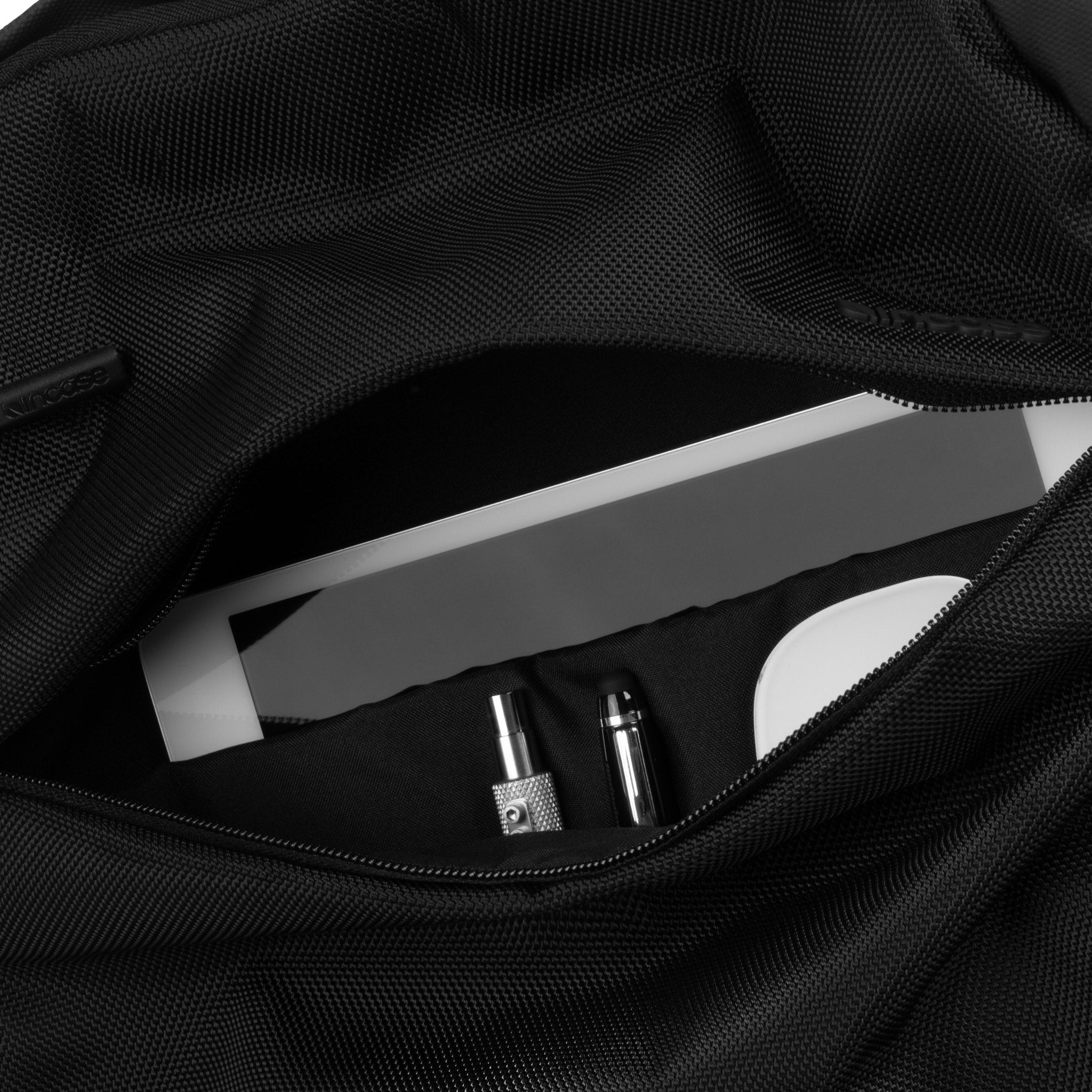 incase-city-compact-rucksack-18l-passend-f-r-macbook-air-und-macbook-pro image 6