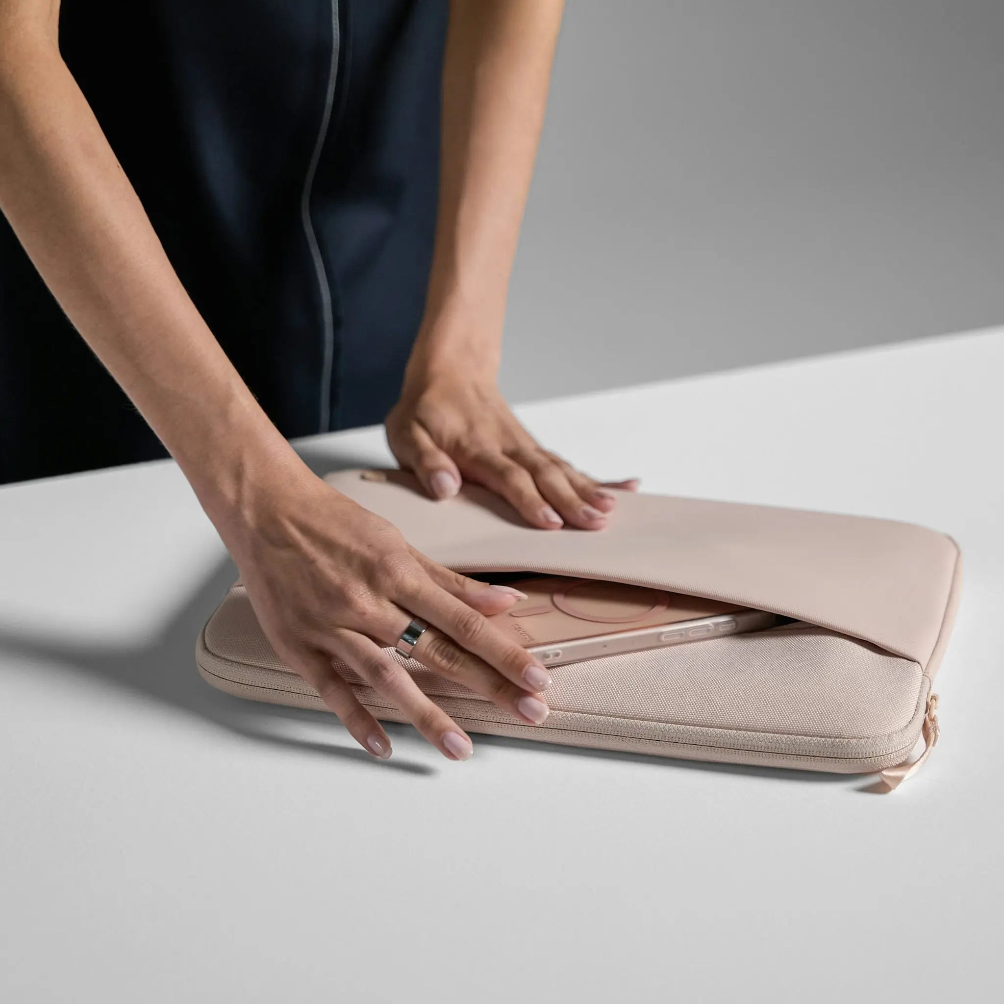 incase-a-r-c-sleeve-f-r-14-zoll-laptop-aus-recyceltem-polyester-mit-ykk-rei-vers image 8