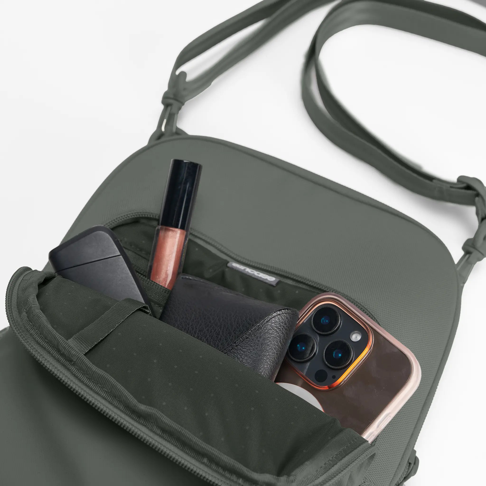 incase-a-r-c-crossbody-bag-umh-ngetasche-f-r-tablet-und-alltag image 5