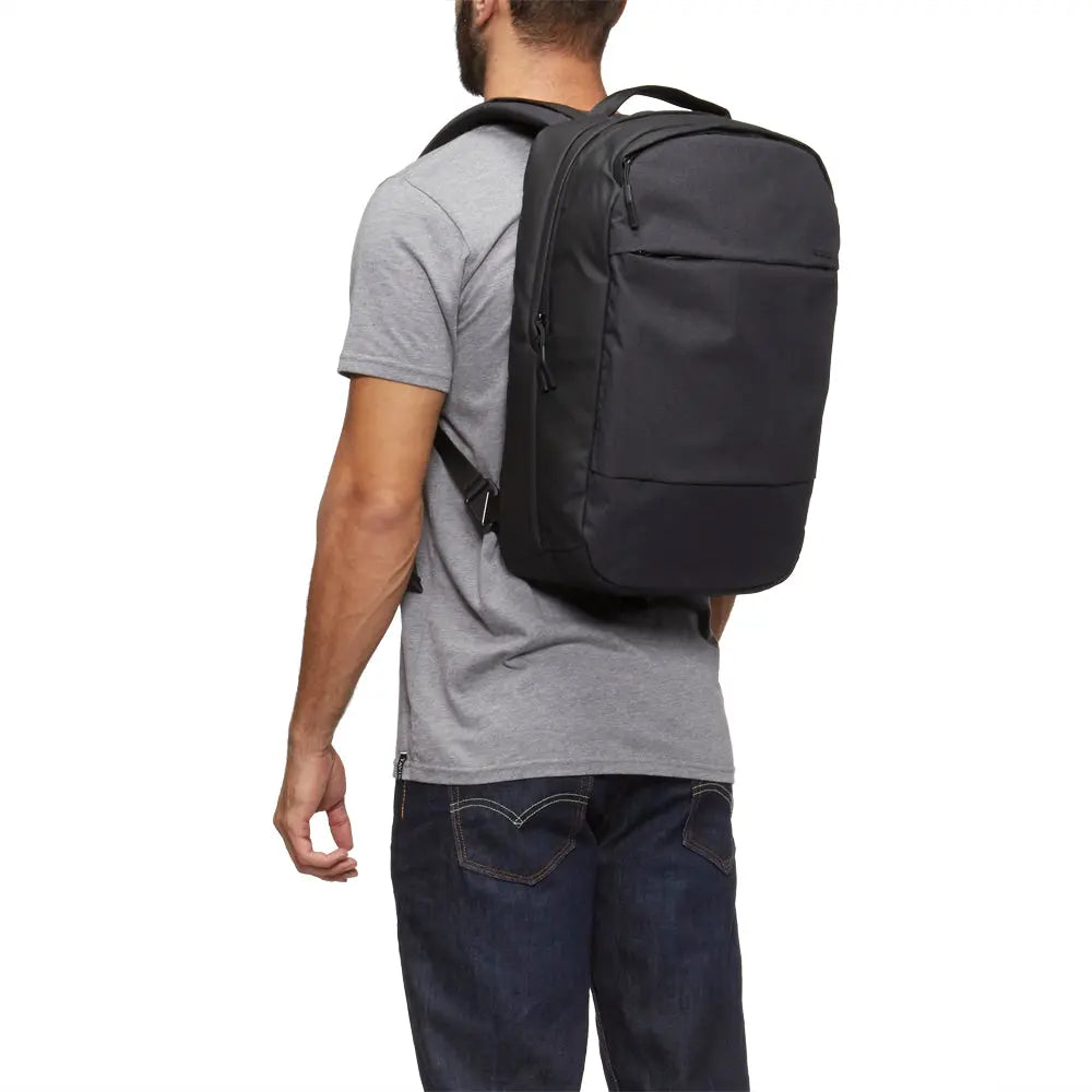 incase-city-compact-backpack-18l-rucksack-mit-16-zoll-laptopfach-und-faux-fur-sc image 2