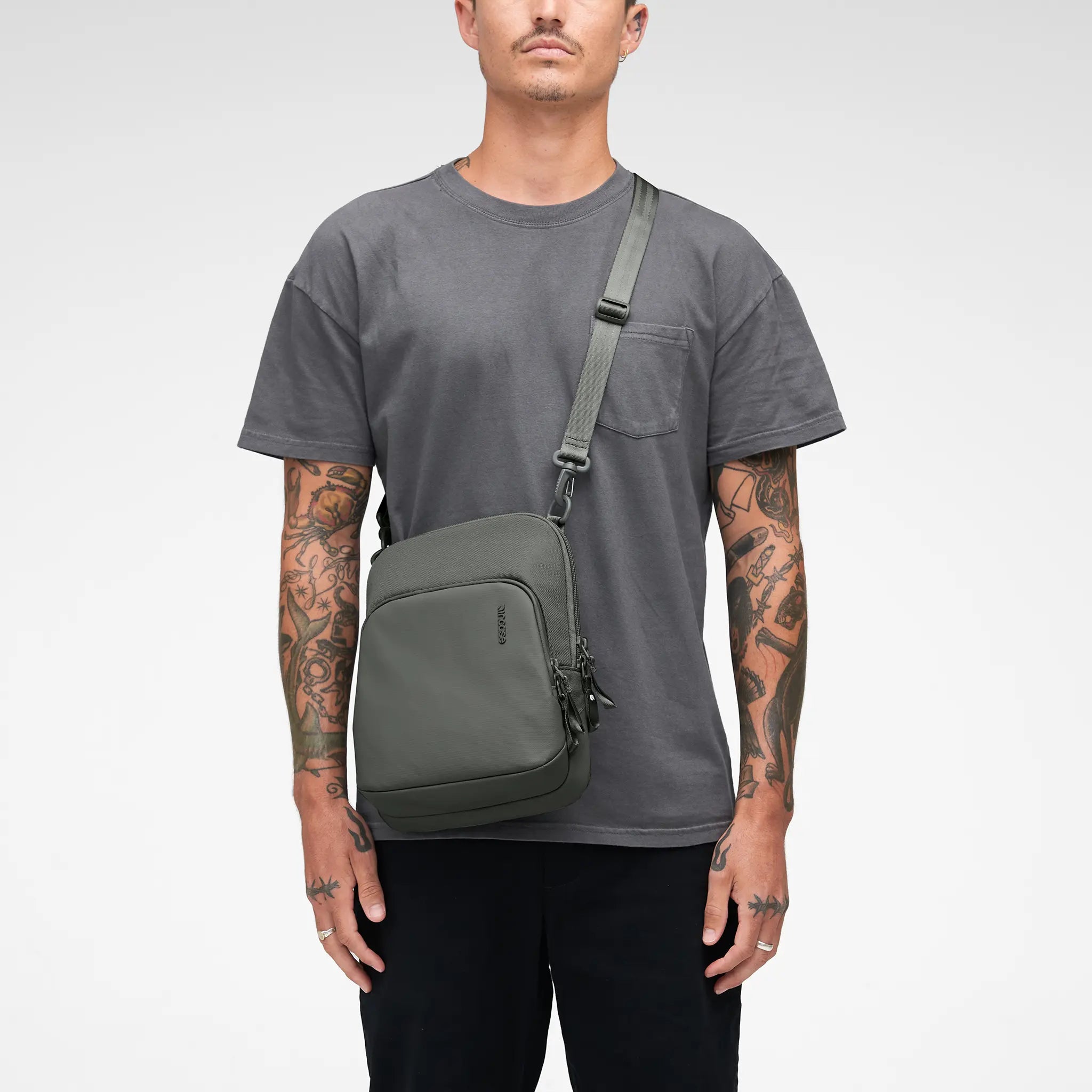 incase-a-r-c-crossbody-bag-umh-ngetasche-f-r-tablet-und-alltag image 2