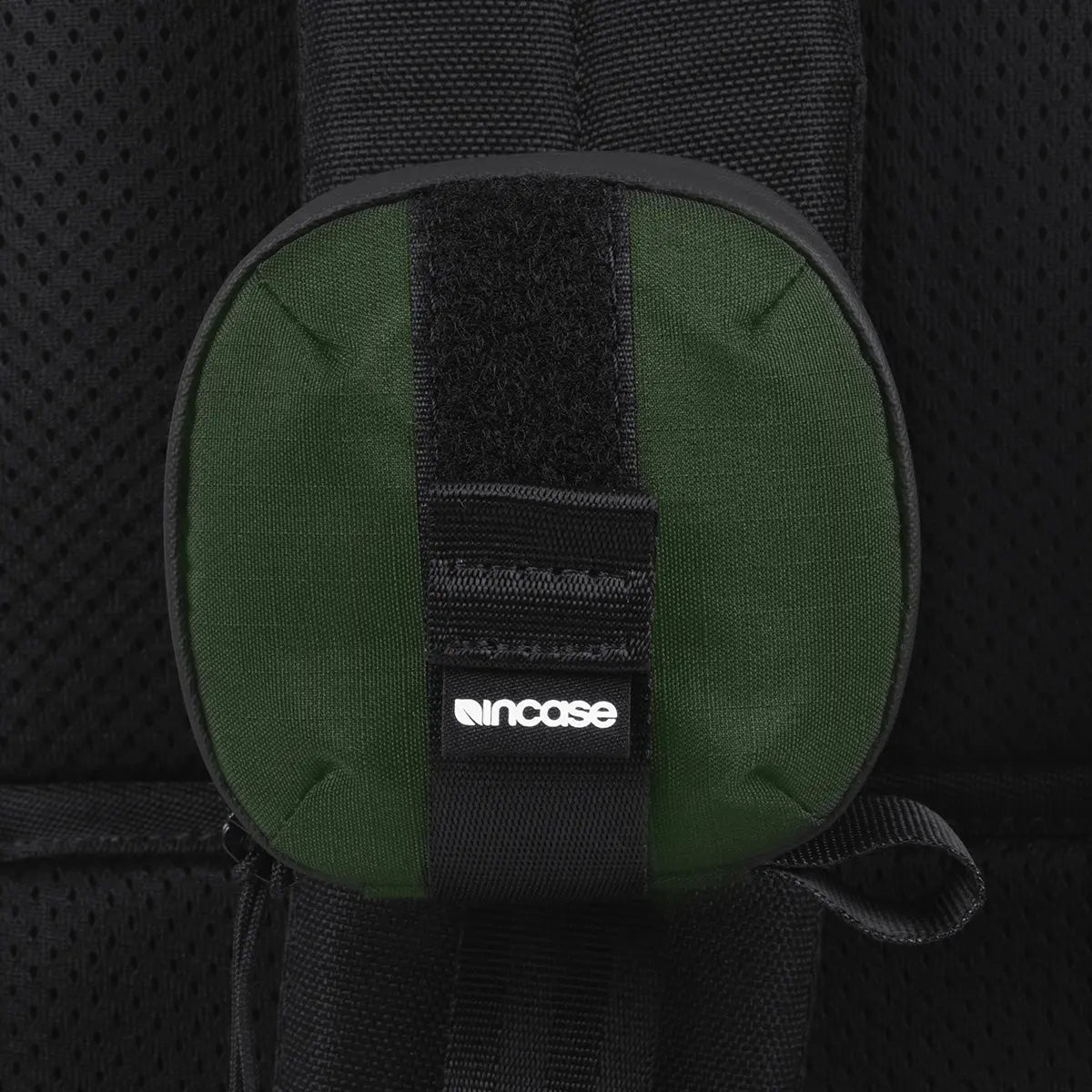 incase-transfer-earbuds-case-hartschalen-etui-mit-karabiner-f-r-kabelloses-laden image 7