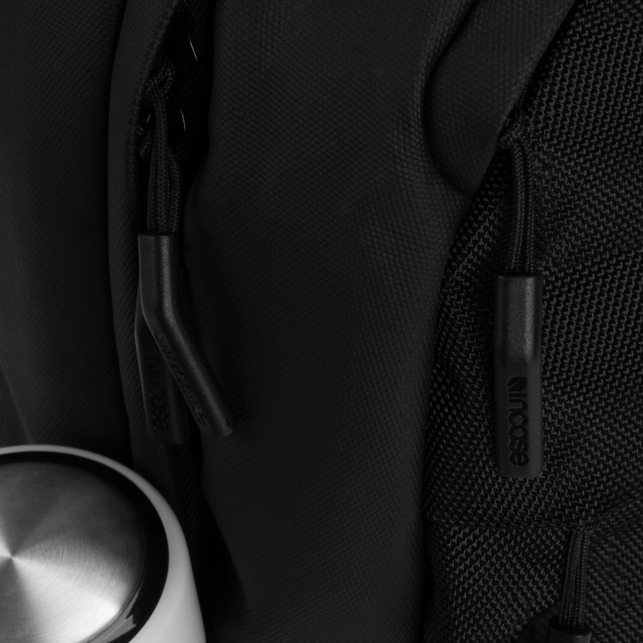 incase-city-compact-rucksack-18l-passend-f-r-macbook-air-und-macbook-pro image 7