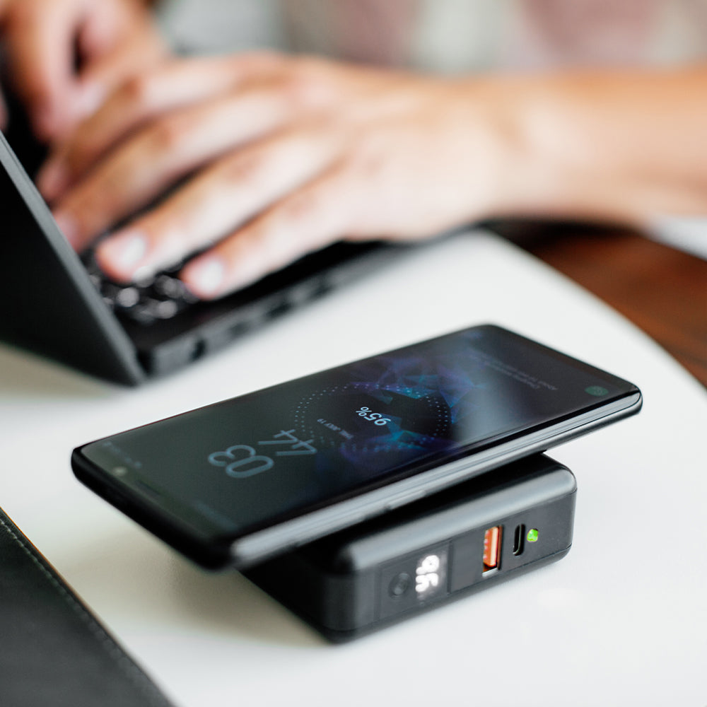 adonit-travelcube-powerbank-6700-mah-qi-wireless-charger-weltadapter image 7