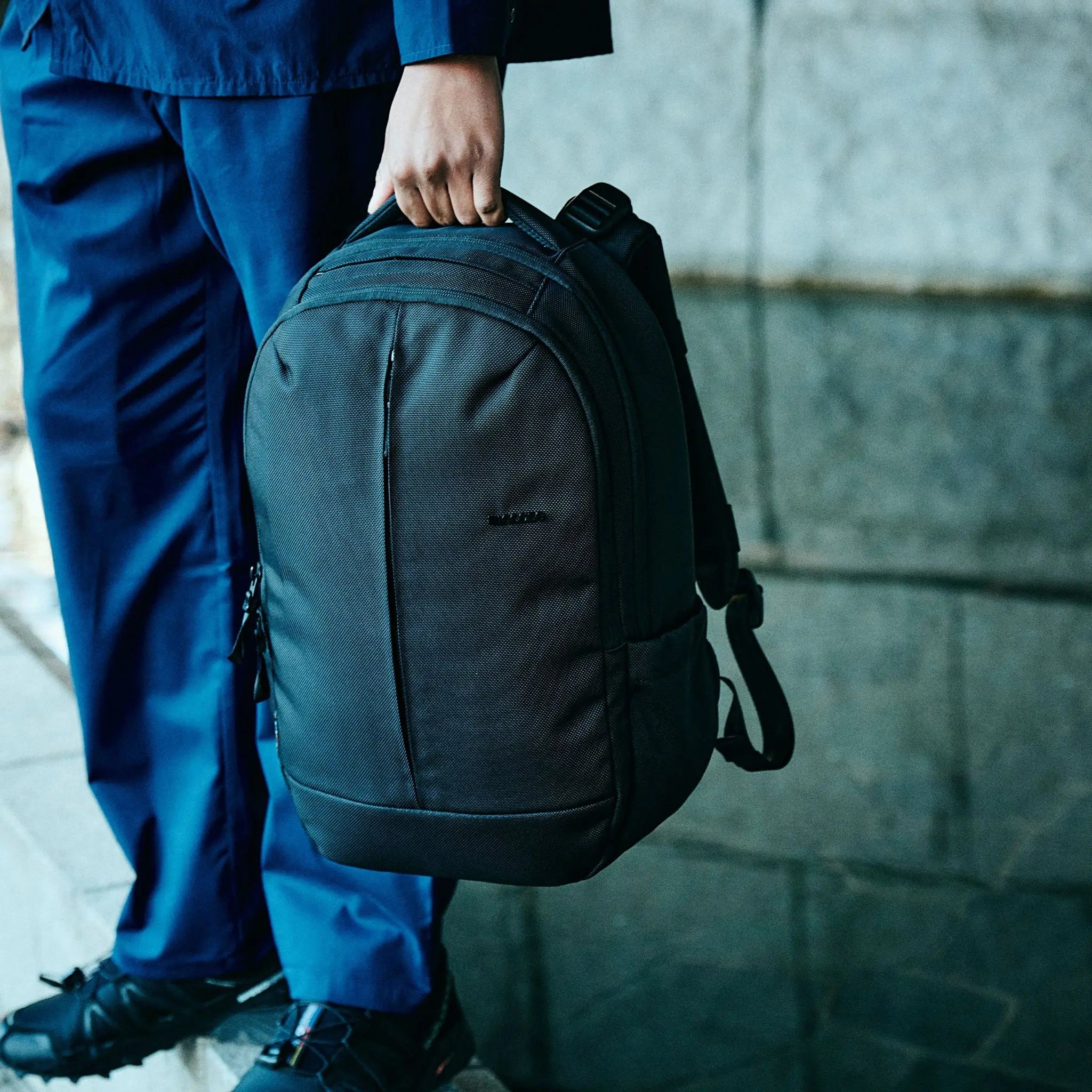 incase-tracks-backpack-18l-cordura-rucksack-mit-16-zoll-macbook-pro-fach image 2