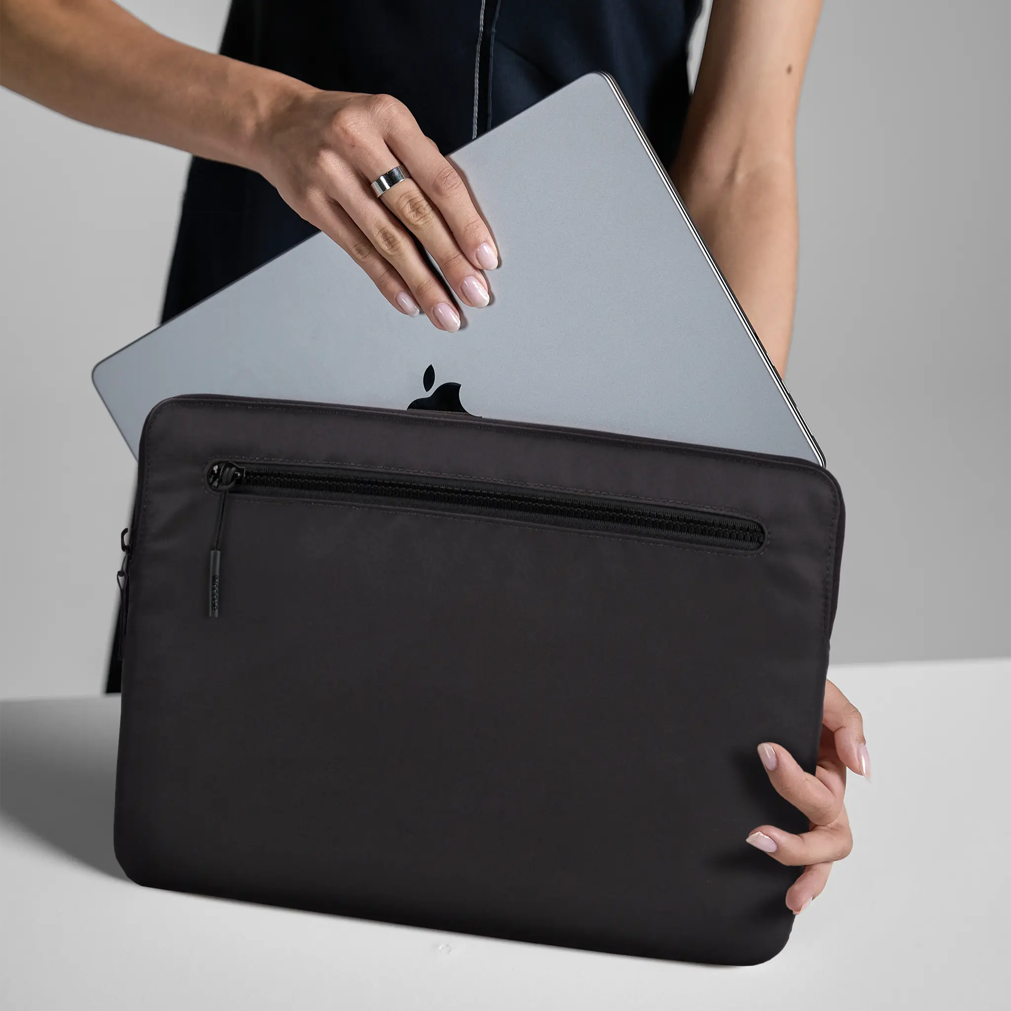 incase-compact-sleeve-f-r-14-zoll-laptop-flight-nylon-kunstfell-futter-zubeh-rfa image 2