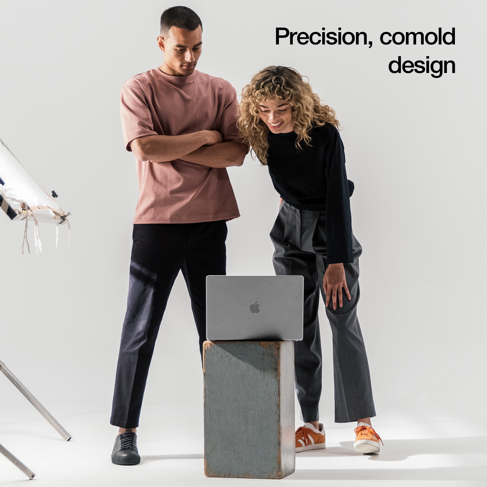 incase-dots-hardshell-mit-makrolon-f-r-macbook-pro-16-transparent-schwarz image 4
