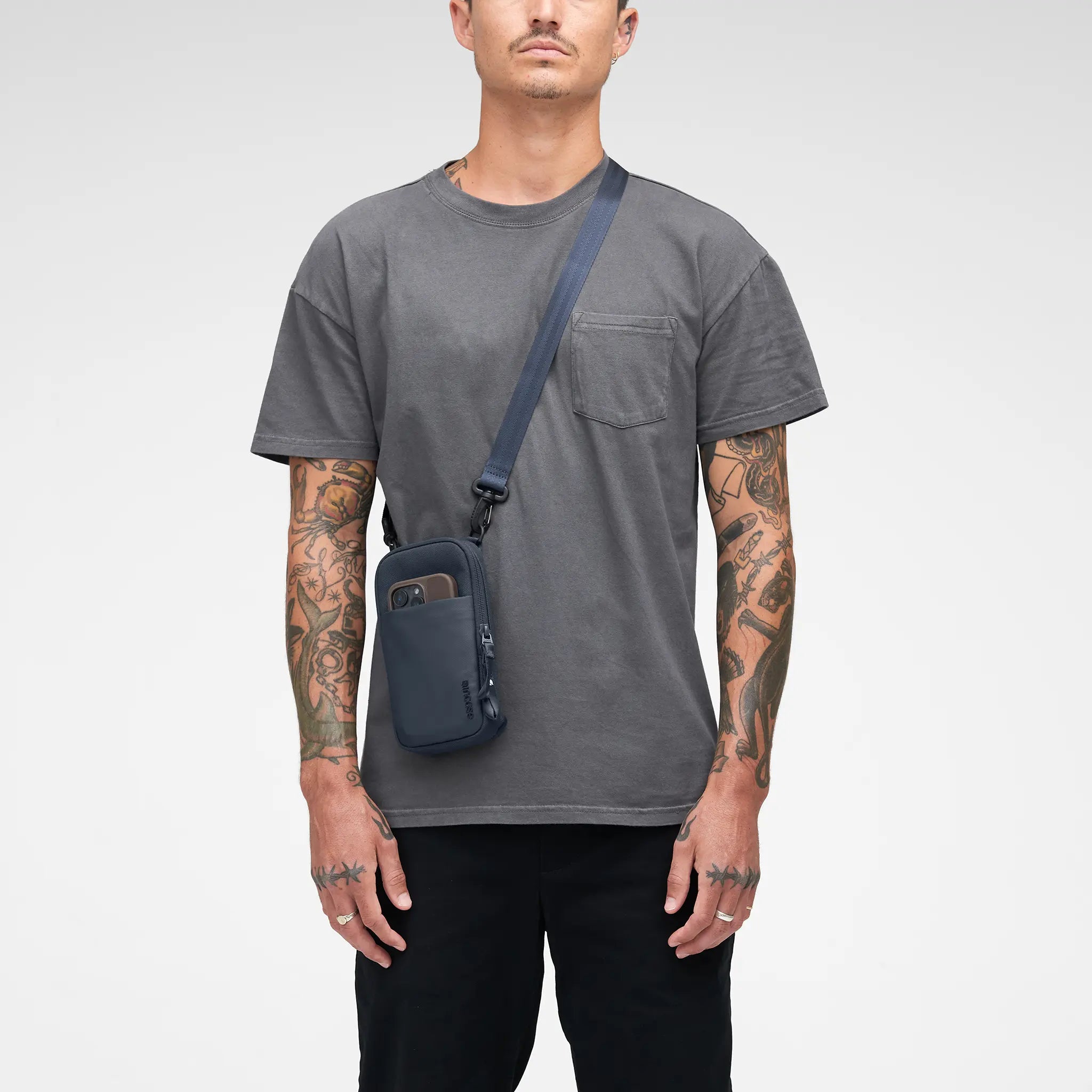 incase-a-r-c-small-crossbody-bag-respun-100-recycling-polyester-umh-ngetasche image 2
